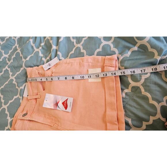 Old Navy Women’s Peach Mid-Rise Distressed Shorts Size 8 | 5” Inseam | NWT - Picture 6 of 8